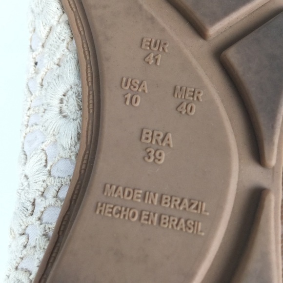 Beige lace trimmed in gold flat from Brazil size10 - Picture 8 of 8